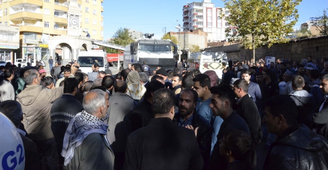 Elektrik kesintilerinden bıkan vatandaş Dedaş'a yürüdü