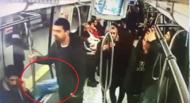 Metrodaki bomba şakası kameralara yansıdı.