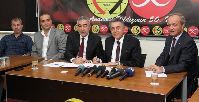 Samet Aybaba Eskişehirspor’a resmi imzayı attı