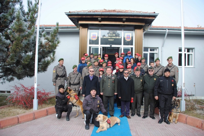 Öğrencilerden Alay Komutanına ziyaret