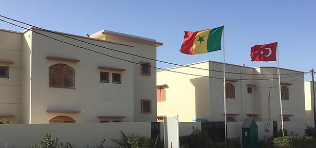 Afrika'daki okullarda temizleniyor 