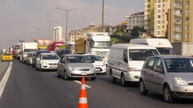 TEM'de zincirleme kaza: 5 araç birbirine girdi