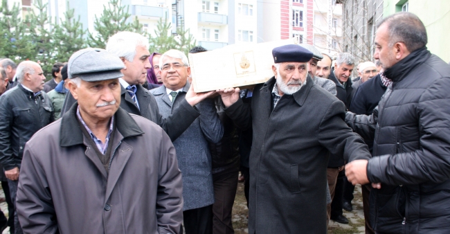 Kars eski belediye başkanı Alibeyoğlu'nun annesi son yolculuğuna uğurlandı