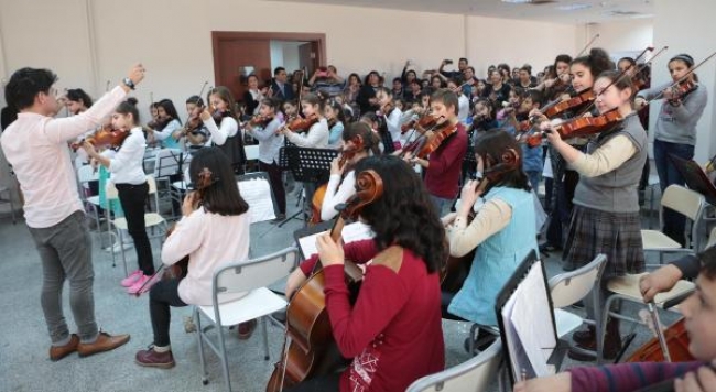 Bornova'da Çocuk Senfoni Orkestrası.