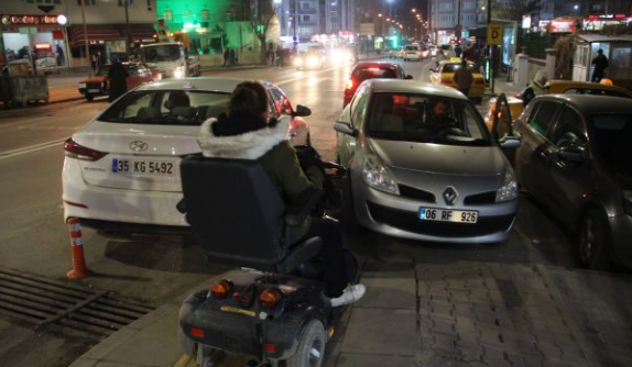 Engelli rampasına araç parkı 