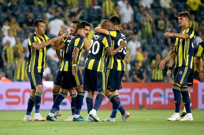 Fenerbahçe İki Futbolcuyla Sözleşme İmzaladı