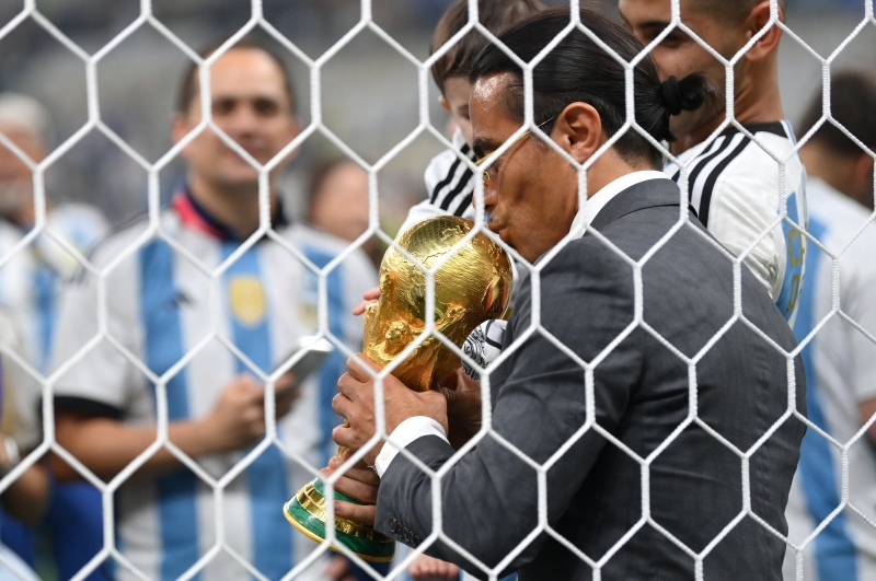 FIFA, Nusret'in Dünya Kupası kupasına 'gereksiz erişimi' ile ilgili soruşturma başlattı