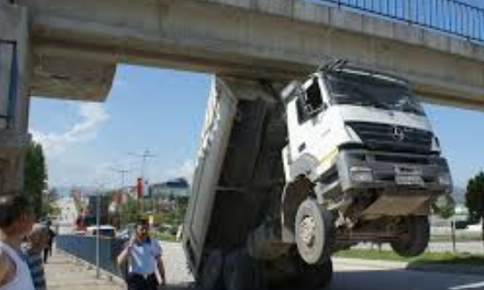 Hafriyat kamyonu üst geçide çarptı