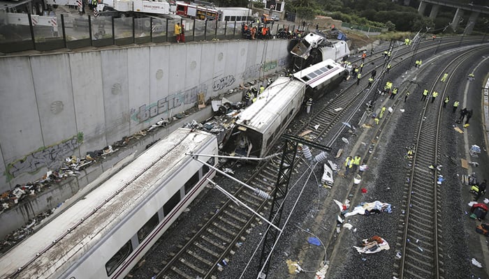 İspanya Tren Kazası Ölü ve Yaralılar Var