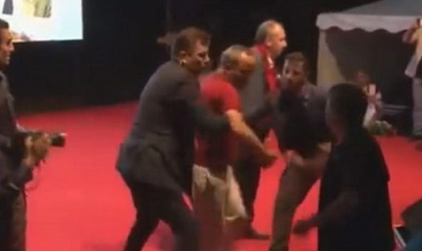 Muharrem İnce'nin korumasından ilginç hareket