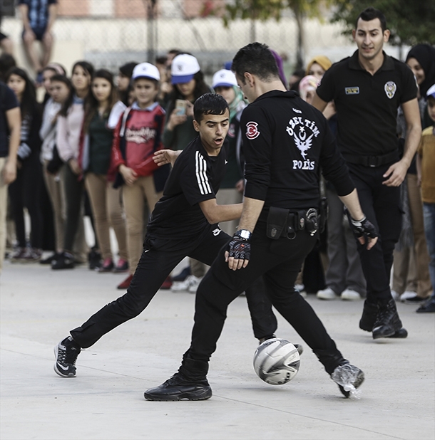 Operasyonu tamamlayan polis öğrencilerle futbol oynadı