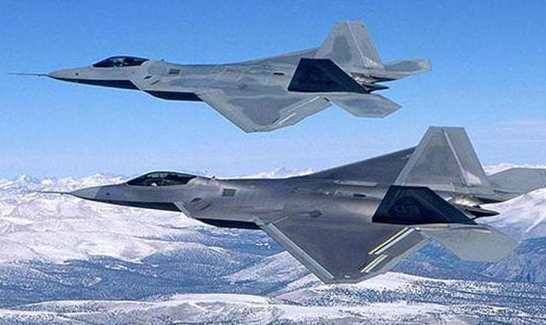 Uçakta sorun çıkartınca F-22 Savaş Uçakları Havalandı