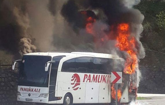 Yolcu otobüsü yandı kül oldu