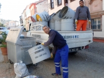 Ayvalık Belediyesi soba külü kovası dağıtıyor