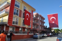 Şehit Astsubay Çelik'in babaevi Türk bayraklarıyla donatıldı.
