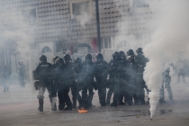 Kosova'da muhalifler yine polisle çatıştı