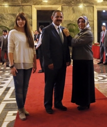 AK Parti Genel Başkan Yardımcısı Özhaseki’nin rozetini eşi taktı