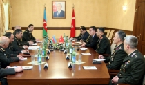 Azerbaycan Savunma Bakanı Hasanov, KKK Komutanı Çolak'ı kabul etti
