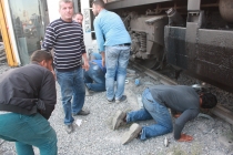 Yük treni demiryolunda elektrik döşeyen işçilere çarptı: 1 ölü, 1 yaralı