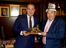 Kırgız heyetten Başkan Hüseyin Sözlü’ye ziyaret
