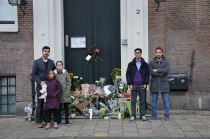 Hollandalı Türkler Fransız Başkonsolosluğu'na çiçek bıraktı