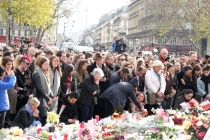 Fransa, saldırılarda hayatını kaybedenler için saygı duruşunda