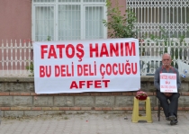 Karısının kendisini affetmesi için ″Fatoş Hanım bu deli çocuğu affet' pankartı açtı