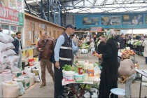 Zabıta ekipleri pazarlarda açıktan satılan gıdaları denetledi