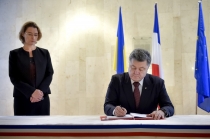Poroşenko, Fransa Büyükelçiliği'ne taziye ziyaretinde bulundu