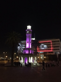 İzmir Saat Kulesi Dünya Prematüre Günü için mora büründü