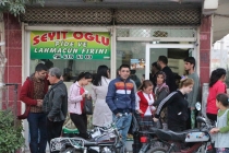 Nusaybin'de sokağa çıkma yasağı kararı sonrası halk marketlere akın etti