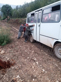 Öğrencilerin okul yolculuğu yağışlı havada çileye dönüyor