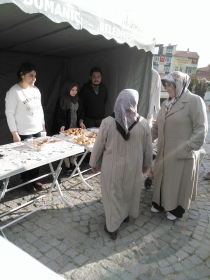 Üniversite öğrencileri, kermes düzenledi