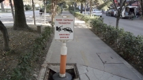 Yaya yolundaki çukura 'park yapmak yasaktır' tabelası