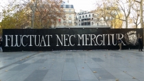Paris'te teröre karşı direnişin sembolü: Dalgalar gemiyi sarssa da batıramaz