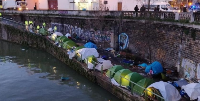 Fransa göçmenleri tahliye ediyor
