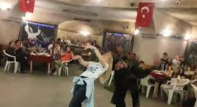 İlkokul öğrencilerini içkili mekana götürdüler