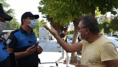 Maskeden dolayı para cezası kesilen kişi polislerle tartıştı