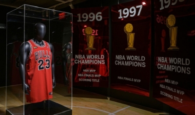 Michael Jordan'ın 'Last Dance' forması 10.1 milyon dolara rekor fiyata satıldı