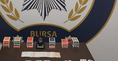 Polis telsizi dinleyerek kumar oynarken polise yakalandılar