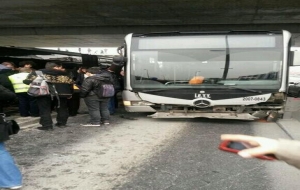 Zincirlikuyu - Avcılar Metrobüsü Kaza Yaptı
